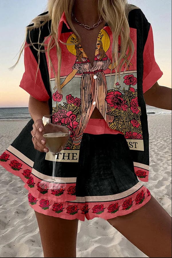 Conjunto dos piezas color vibrante con estampado tropical en escenario palmeras