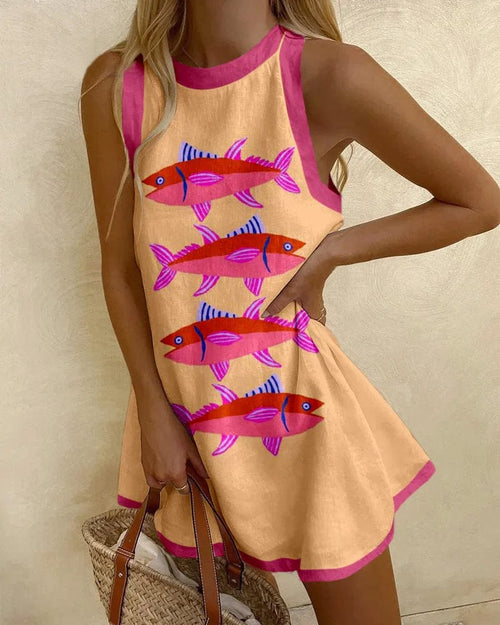 Vestido mini color beige con textura natural y manga corta en patio mediterráneo