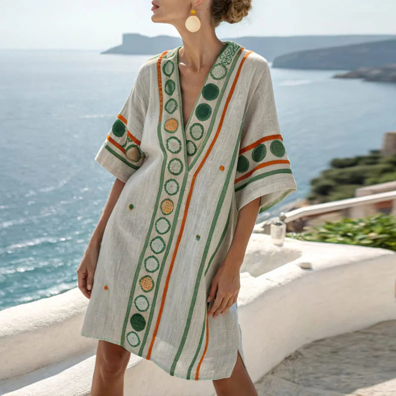 Vestido de playa color marfil con corte sencillo y caída ligera junto al mar
