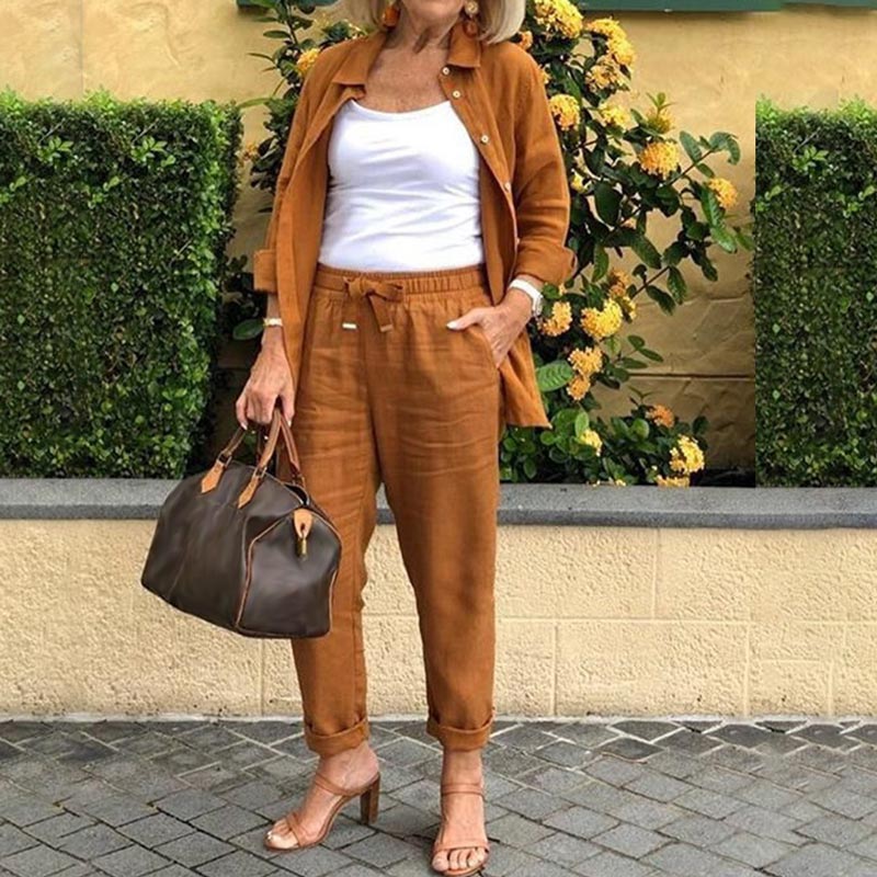 Conjunto dos piezas color crema con top suelto y pantalón fluido sobre fondo natural